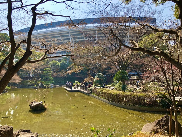 横浜公園内の池とスタジアムの写真