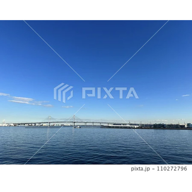 横浜大桟橋から眺める 青空と海とベイブリッジ